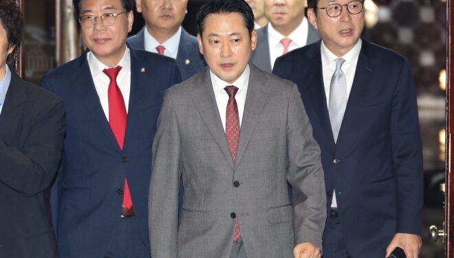 장동혁 “특검 고발하겠다…영장 내용과 달라 위법”