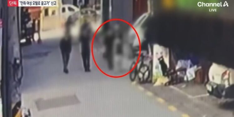 (영상)“남자 셋이 만취女 끌고 모텔로”…거부 몸짓에도 끌고 들어가 [포착]