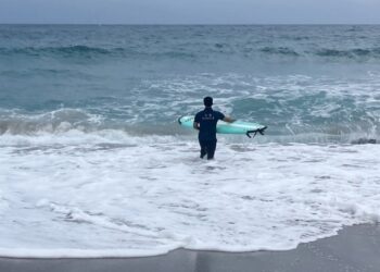“서핑보드 좀 빌려주세요!” 2m 파도 뚫고 관광객 구한 제주 경찰