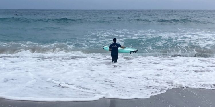 “서핑보드 좀 빌려주세요!” 2m 파도 뚫고 관광객 구한 제주 경찰