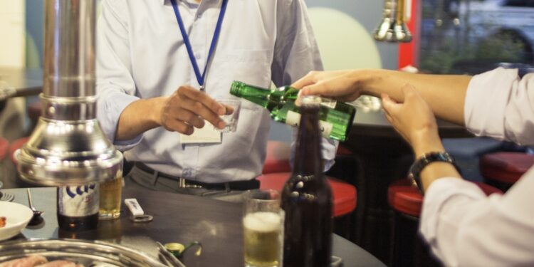 ‘3일 연속’ 회식 뒤 급성알코올중독 사망…법원 “산재 맞다”