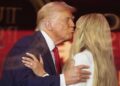 트럼프, 커크 부인 끌어안고 키스…머스크와 재회도 [포착]