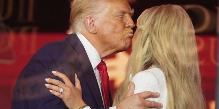 트럼프, 커크 부인 끌어안고 키스…머스크와 재회도 [포착]