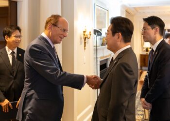 이 대통령 만난 블랙록 CEO “한국, 아태 지역 AI 수도 되도록 협력”