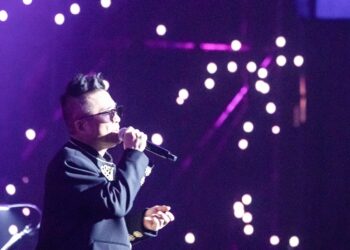 6년 만에 복귀 김건모 “많이 늙었죠”… 관객에 큰절