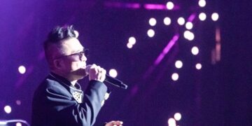 6년 만에 복귀 김건모 “많이 늙었죠”… 관객에 큰절