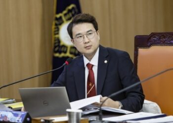 [속보] 술집 딸 특정 신체부위 만진 군의원… “종업원인 줄” 해명하더니 결국 사퇴