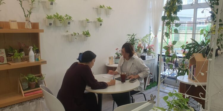 마음이 쉬어 가는 카페·이웃이 찾아 준 돌봄… 고립, 사회와 만나다