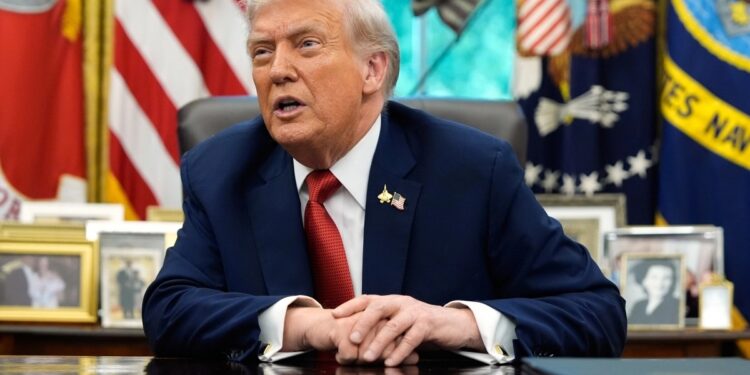 장성 800명 불러모은 트럼프 “핵 역량 업그레이드 하겠다”