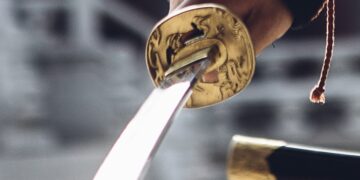 대낮 길거리서 ‘1m’ 칼 넣었다 뺐다…60대 현행범 체포