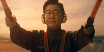 李대통령이 ‘항공기 유도원’ 역할… 경주 APEC 홍보영상 ‘깜짝 등장’