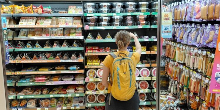 “한국 가면 꼭 사야해” 외국인, K편의점서 싹쓸이한 제품은?