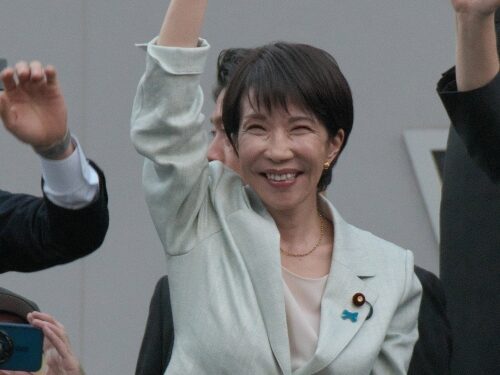 차기 日 총리 다카이치, ‘여자 아베’로 보수 결집