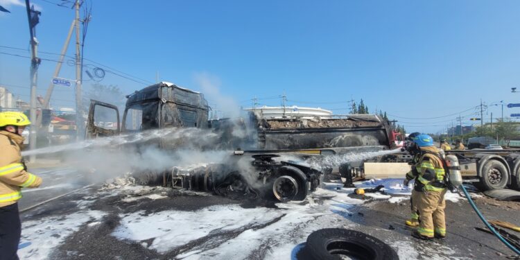 울산서 덤프트럭·트레일러 충돌… 운전자 2명 사상