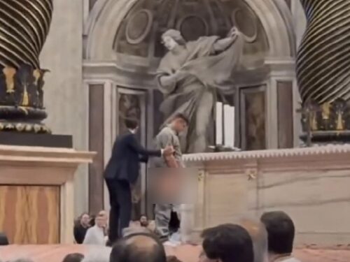 성베드로 대성당 제단에 ‘소변 테러’… “교황 큰 충격”