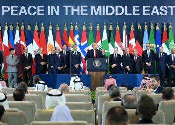 20국 정상 병풍 세우고 ‘출첵’… 트럼프 독무대 된 가자 평화선언