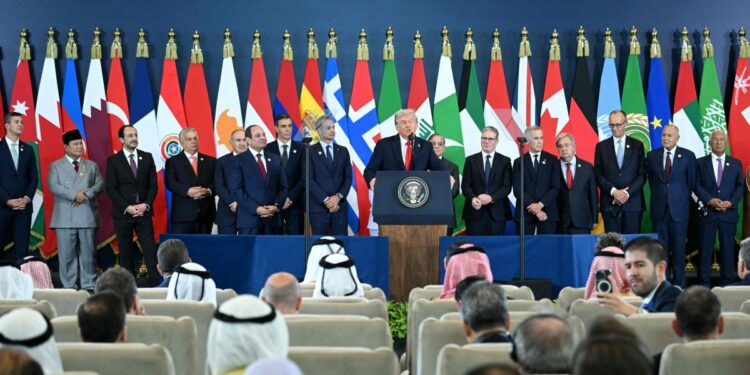 20국 정상 병풍 세우고 ‘출첵’… 트럼프 독무대 된 가자 평화선언