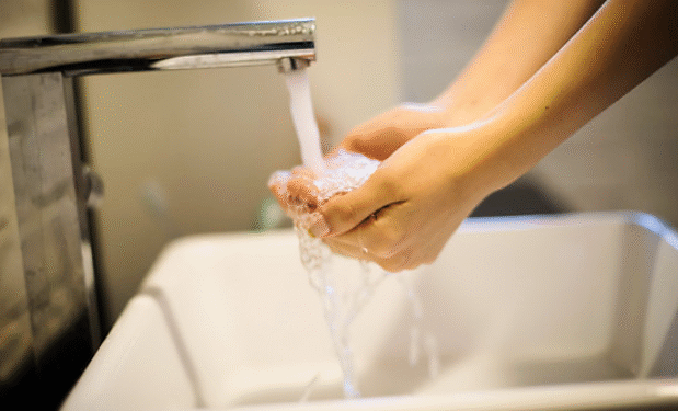 “남성 5명 중 1명, 용변 후 손 안 씻어…여성의 2배” 공중화장실 관찰했더니