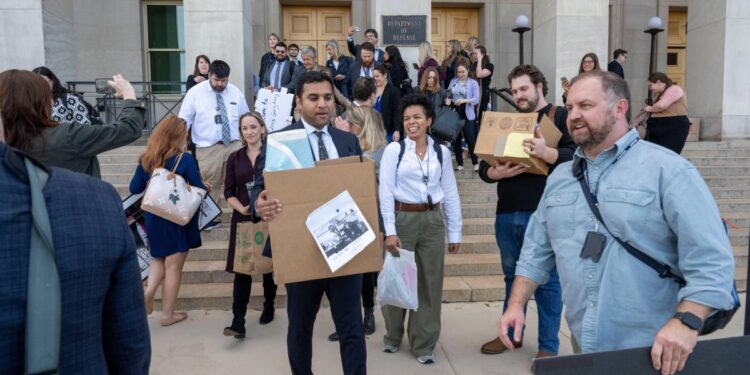 美펜타곤 보도 통제에 기자단 반발…“헌법에 위배” 초유의 출입증 반납
