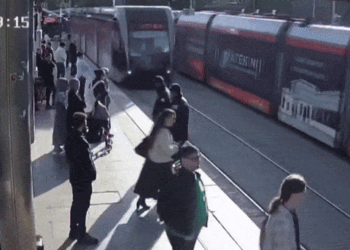 “이어폰 끼고 있느라”…길 건너다 트램 충돌 직전 ‘구사일생’ (영상)