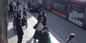 “이어폰 끼고 있느라”…길 건너다 트램 충돌 직전 ‘구사일생’ (영상)