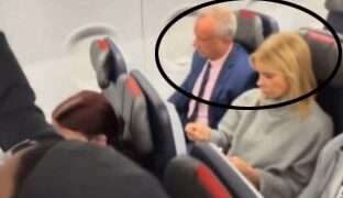 이코노미석 탄 소박한 케네디 부부… 전용기 타는 진보 정치인과 달랐다