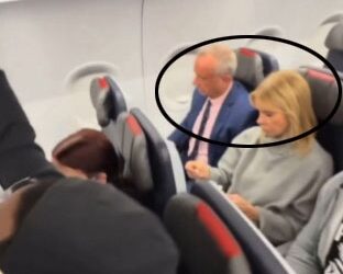 이코노미석 탄 소박한 케네디 부부… 전용기 타는 진보 정치인과 달랐다