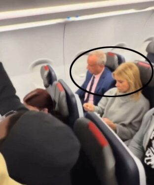 이코노미석 탄 소박한 케네디 부부… 전용기 타는 진보 정치인과 달랐다