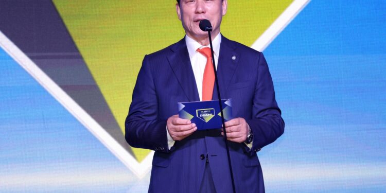 “빵집서 548만원·카페 2300만원 결제”…KBO 허구연 총재, 법카 펑펑 썼다