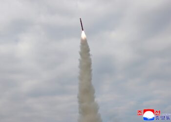 트럼프 구애에 미사일로 답한 北… 북미 정상 ‘깜짝 회동’ 일단 무산