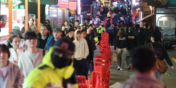 핼러윈 인파 혼잡…오후 11시부터 이태원역 무정차 통과