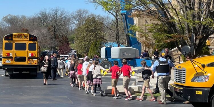 美 6세 학생에 총 맞은 교사, 144억원 받는다
