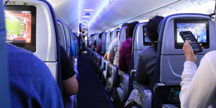 “아내로 착각”…기내서 12세 소녀 성추행한 남성의 변명