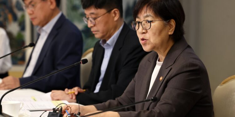 복지 혜택 ‘문턱’ 손본다…정부, 기준 중위소득 전면 개편