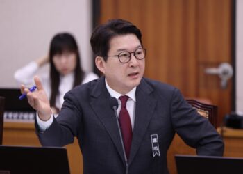 국민의힘 “檢, 권력앞 무릎꿇어”…與 “‘포기’아닌 ‘자제’”