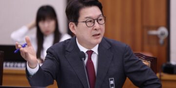 국민의힘 “檢, 권력앞 무릎꿇어”…與 “‘포기’아닌 ‘자제’”