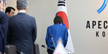 日도 놀란 다카이치 ‘태극기 묵례’…“예우를 갖춰야 한다는 생각 반영”