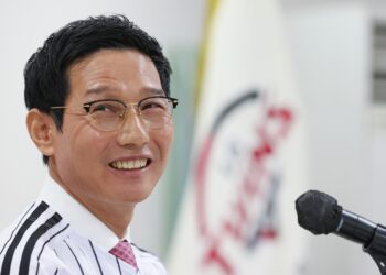 뚝심·유연함 사이 절묘한 줄타기… ‘LG V4’ 이끈 염경엽표 지략[INTO]