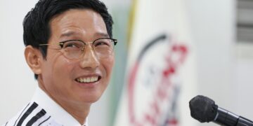 뚝심·유연함 사이 절묘한 줄타기… ‘LG V4’ 이끈 염경엽표 지략[INTO]