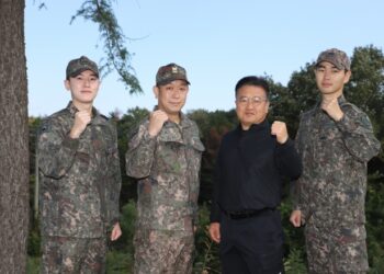 경주 APEC 순찰하던 군인들, 심폐소생술로 쓰러진 노인 구해