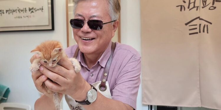 문재인 前대통령 이달 중 유튜버 데뷔