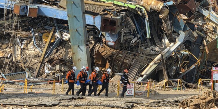 2차 붕괴 우려에 손으로 무너진 철구조물 제거