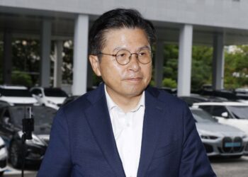 황교안 전 총리 자택서 체포…특검, 압수수색 영장도 집행