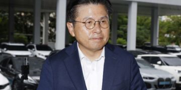 황교안 전 총리 자택서 체포…특검, 압수수색 영장도 집행