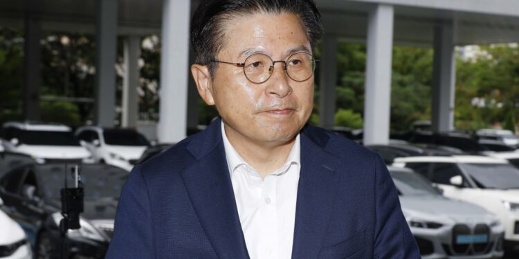 황교안 전 총리 자택서 체포…특검, 압수수색 영장도 집행