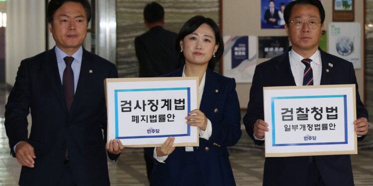 與 “검사도 일반 공무원처럼 파면…항명 검사장 보직 해임해야”