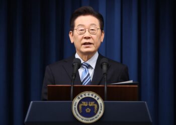 李 대통령 지지율 3주만에 하락…54.5%