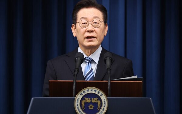 李 대통령 지지율 3주만에 하락…54.5%