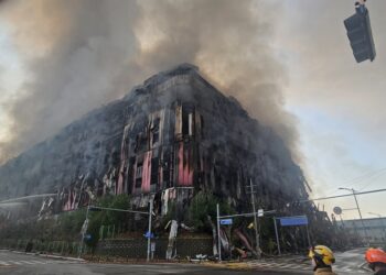 천안 이랜드 물류센터 화재 9시간반 만에 초진… 건물·의류 1100만장 전소