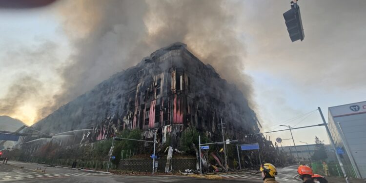 천안 이랜드 물류센터 화재 9시간반 만에 초진… 건물·의류 1100만장 전소